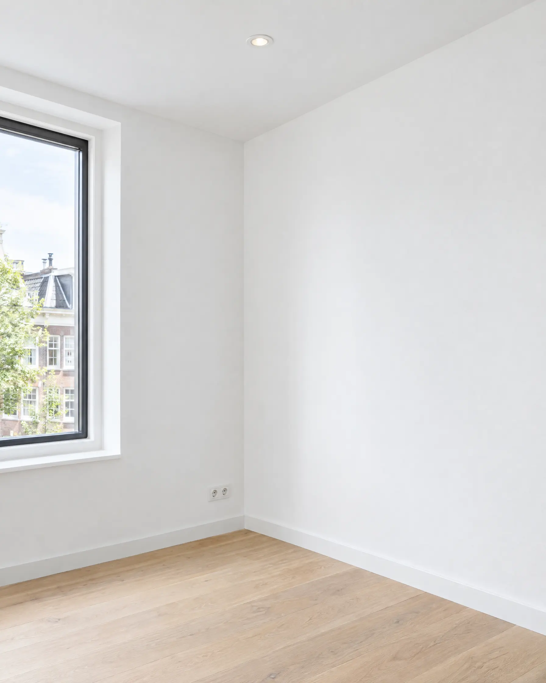 Strak gespoten hoek in een nieuwbouwwoning